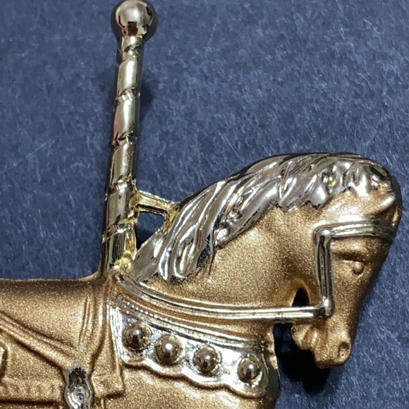 🖤NEW💕Caroucel (merry-go-around) gold brooch - Picture 7 of 12